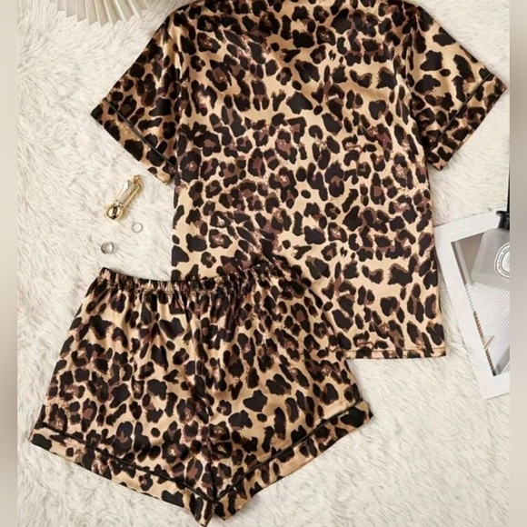SHEIN Plus Size 2 Piece Leopard Pajamas - Picture 2 of 6